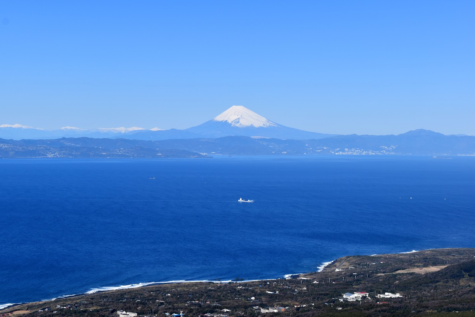 Mont Fuji enneigé vu depuis le lac Ashi à Hakone