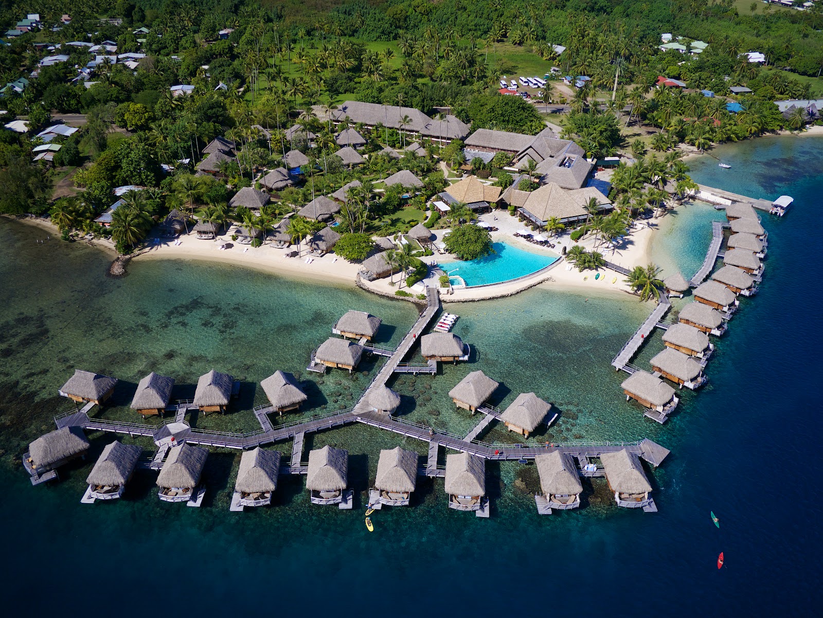 Resort au bord du lagon turquoise de Moorea en Polynésie française