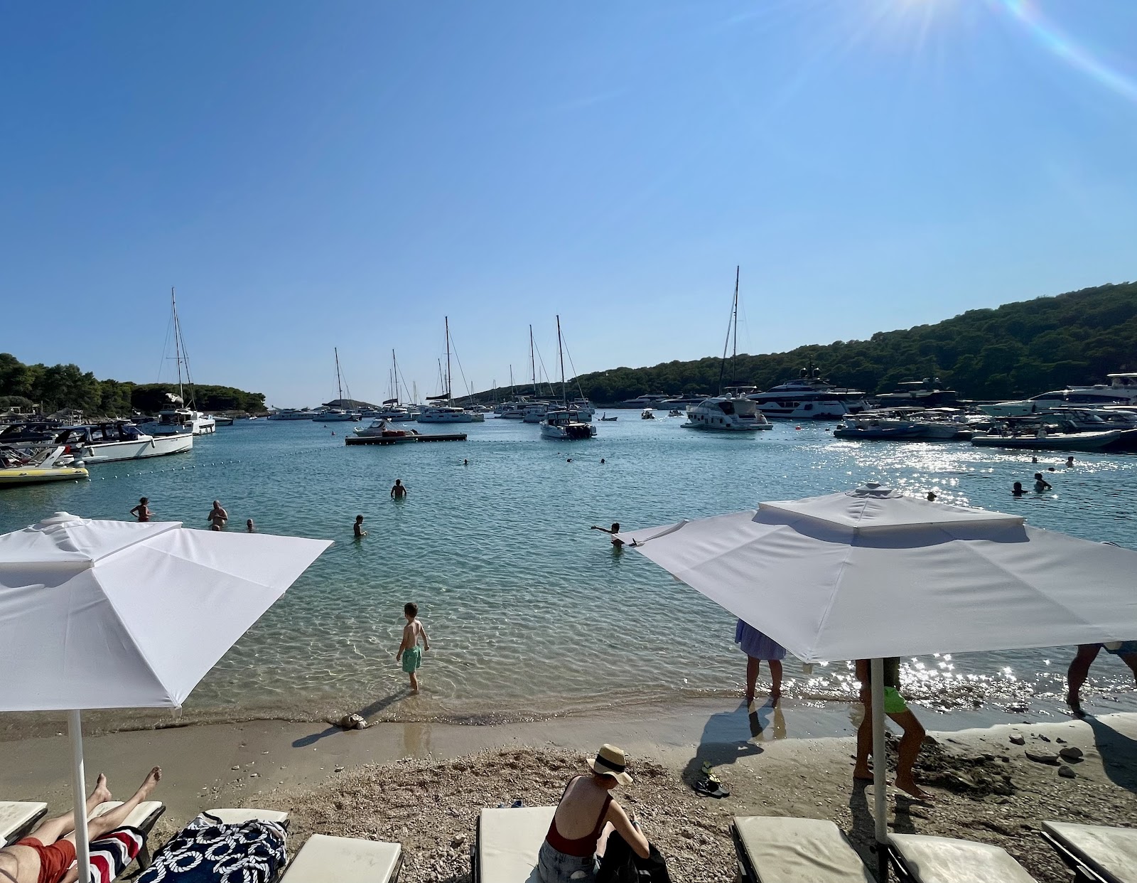 Voiliers dans une baie méditerranéenne en Croatie