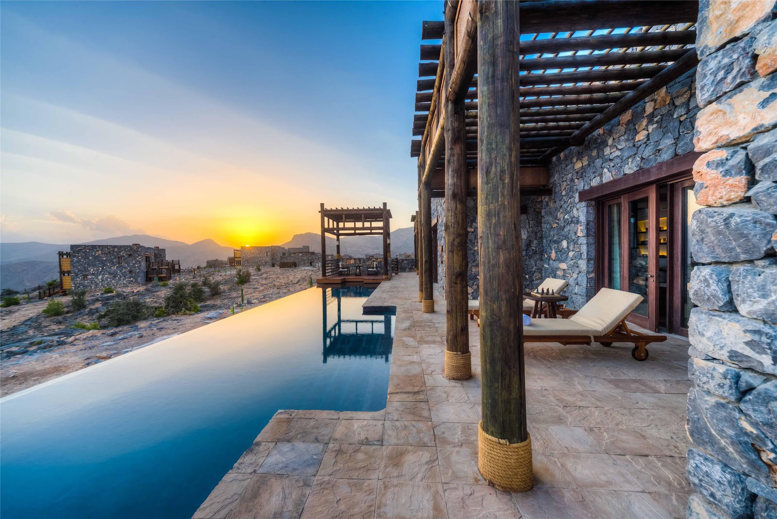 Vue panoramique du Alila Jabal Akhdar perché en bord de canyon, Oman