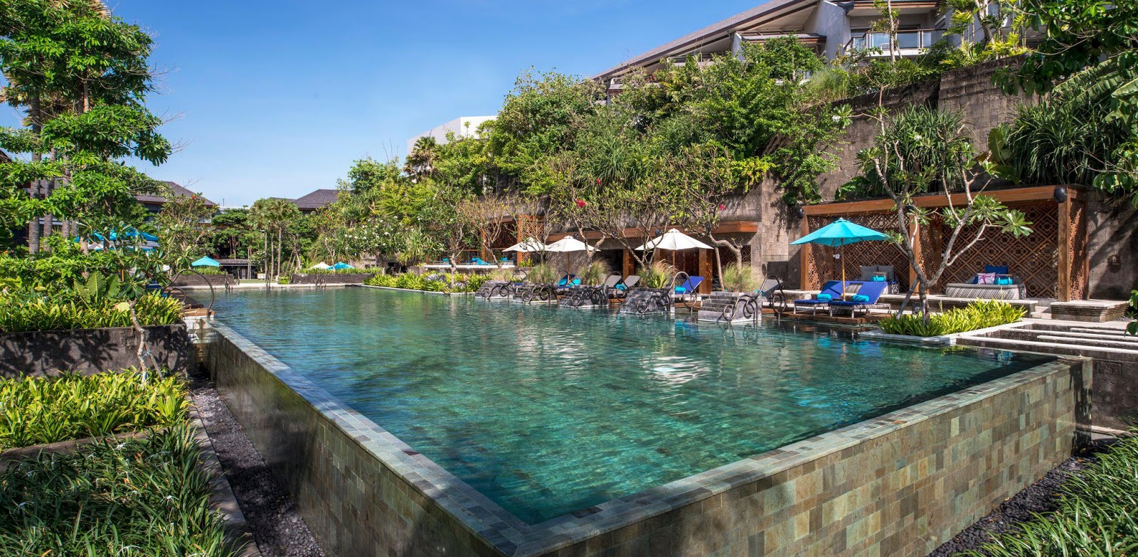 Pavillon tropical avec palmiers en bord de plage à Bali