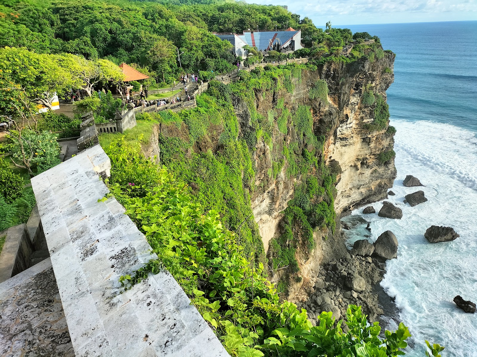 Vue aérienne du temple d\'Uluwatu au coucher du soleil