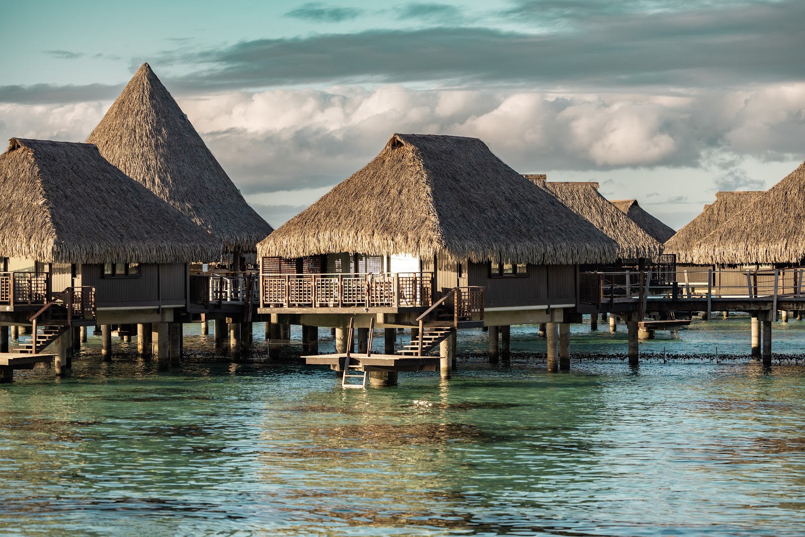 Resort lagoon à Moorea avec bungalows pilotis