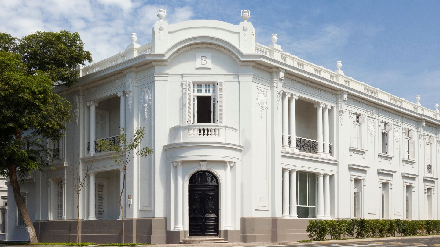 Façade coloniale d\'un hôtel boutique latino-américain