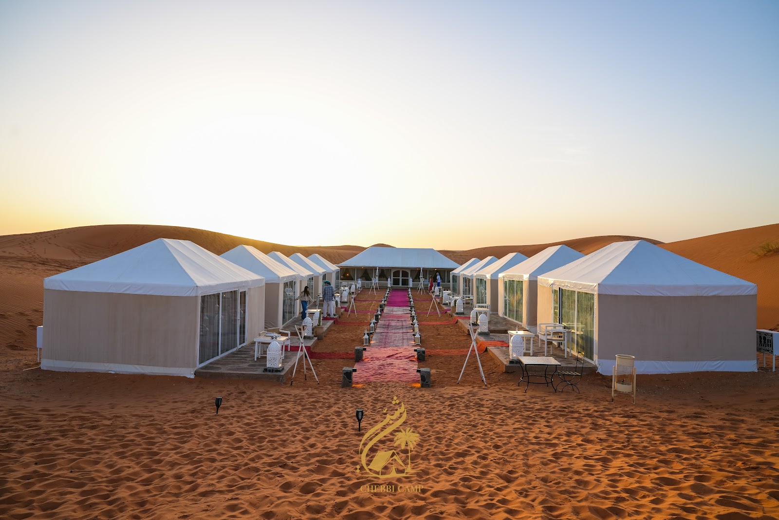 Tentes berbères luxueuses au pied des dunes de Merzouga, Sahara marocain
