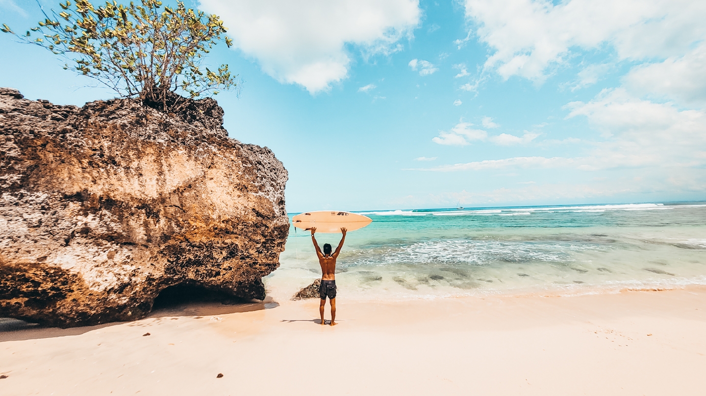 Plage de Padang Padang à Bali avec eaux claires