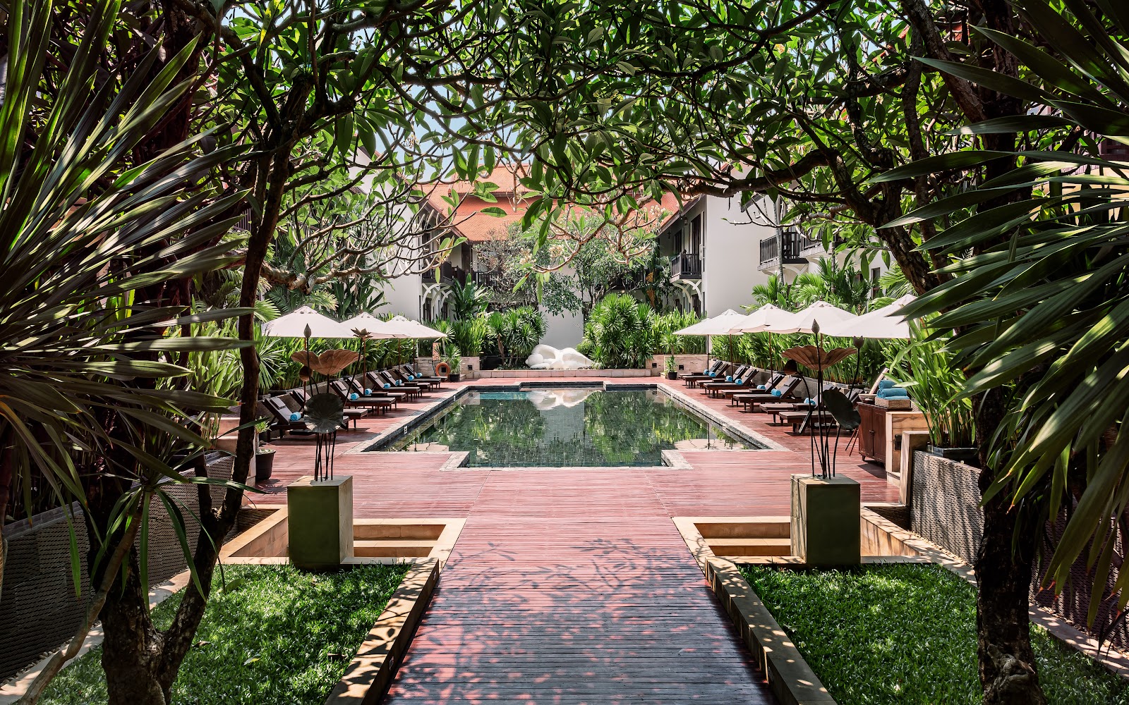 Architecture khmère contemporaine dans un resort de Siem Reap