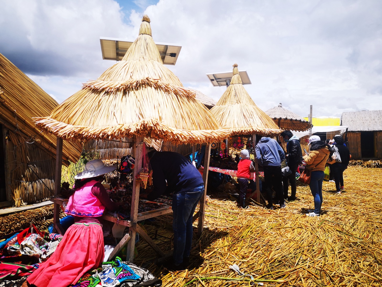 Île traditionnelle quechua sur le lac Titicaca