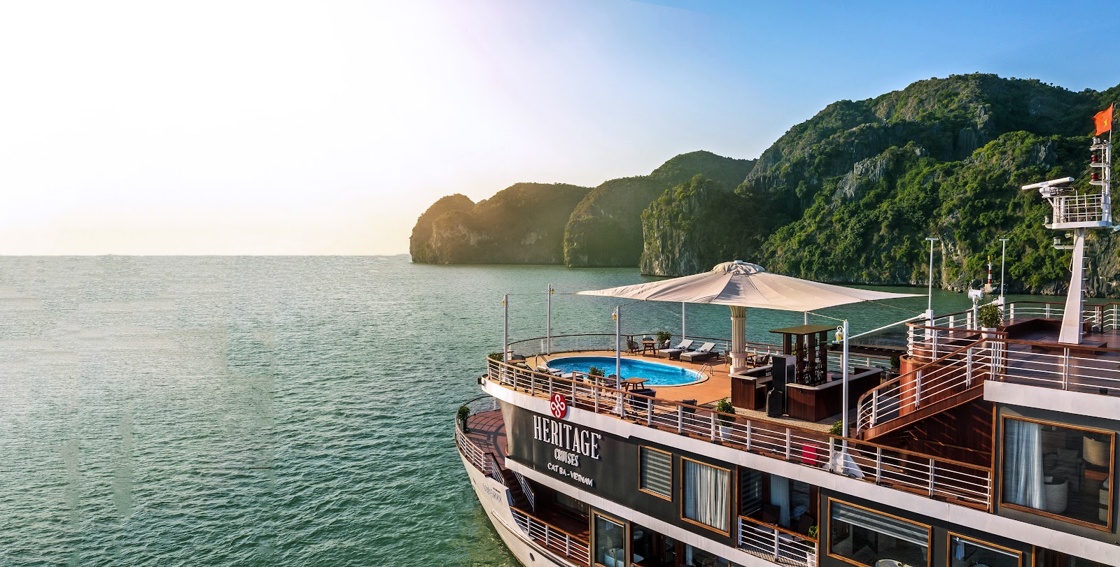 Jonque traditionnelle vietnamienne sur la baie d'Halong au coucher du soleil