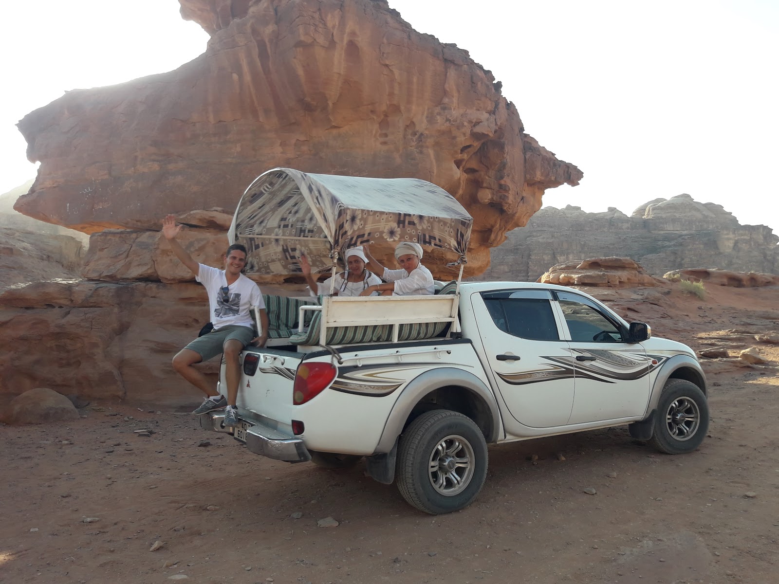 Falaises et dunes du Wadi Rum en Jordanie