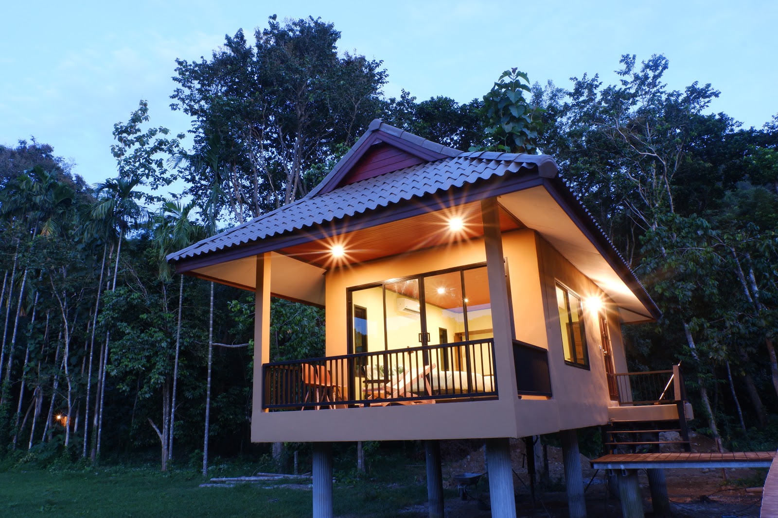 Bungalow d'un lodge boutique en lisière de la jungle de Khao Sok en Thaïlande