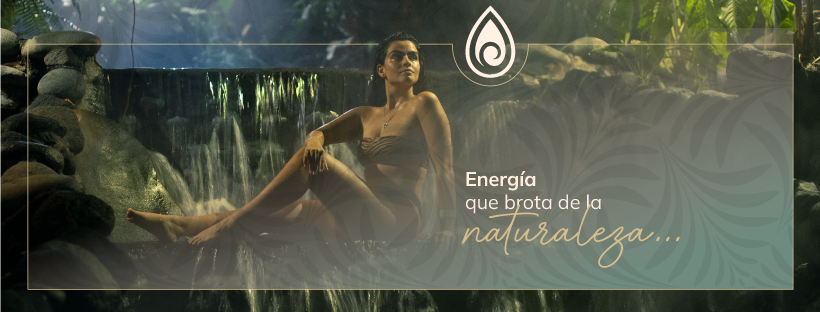 Sources thermales naturelles entourées de végétation tropicale
