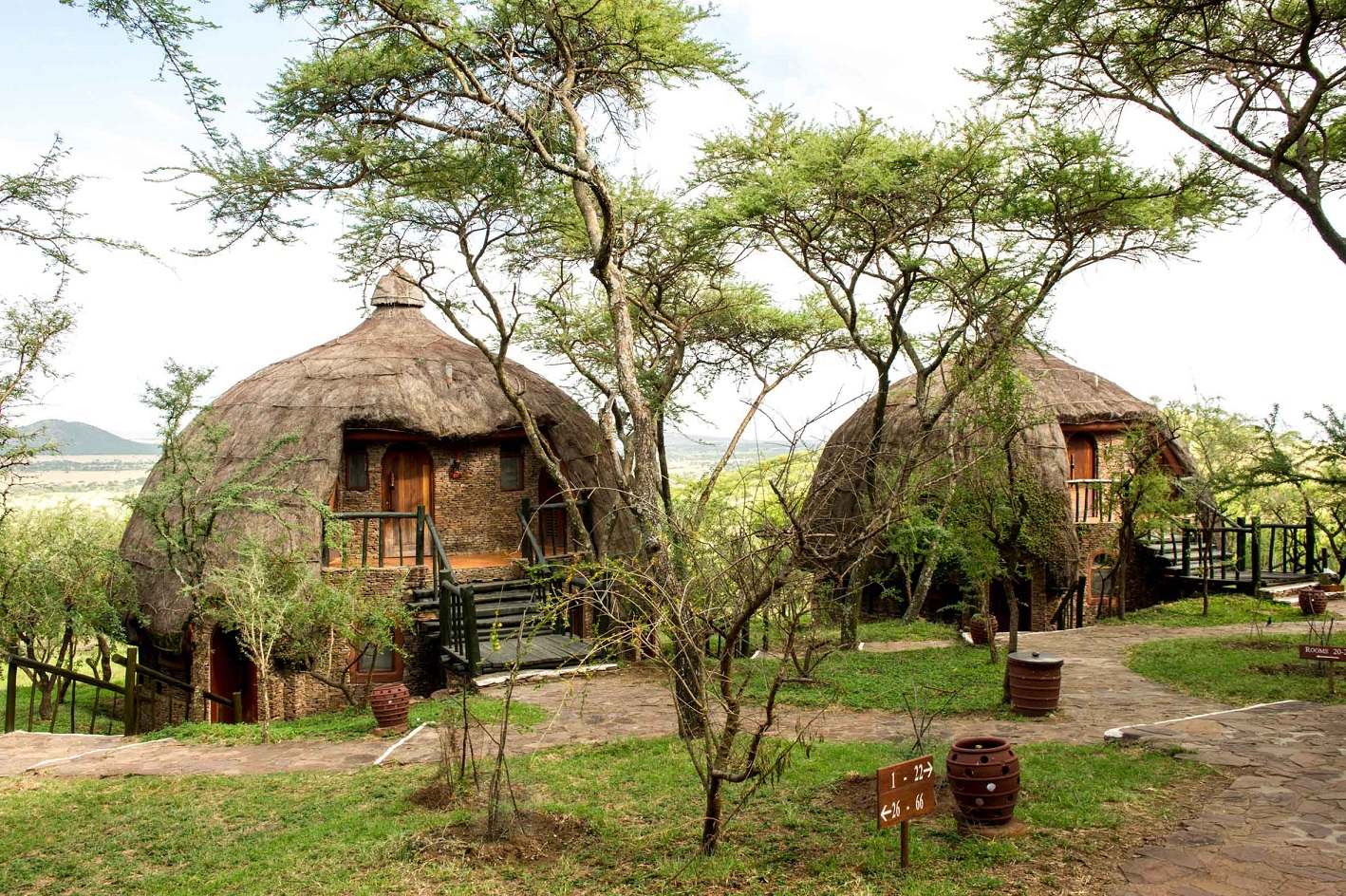 Lodge et piscine à débordement face aux plaines du Serengeti, Tanzanie