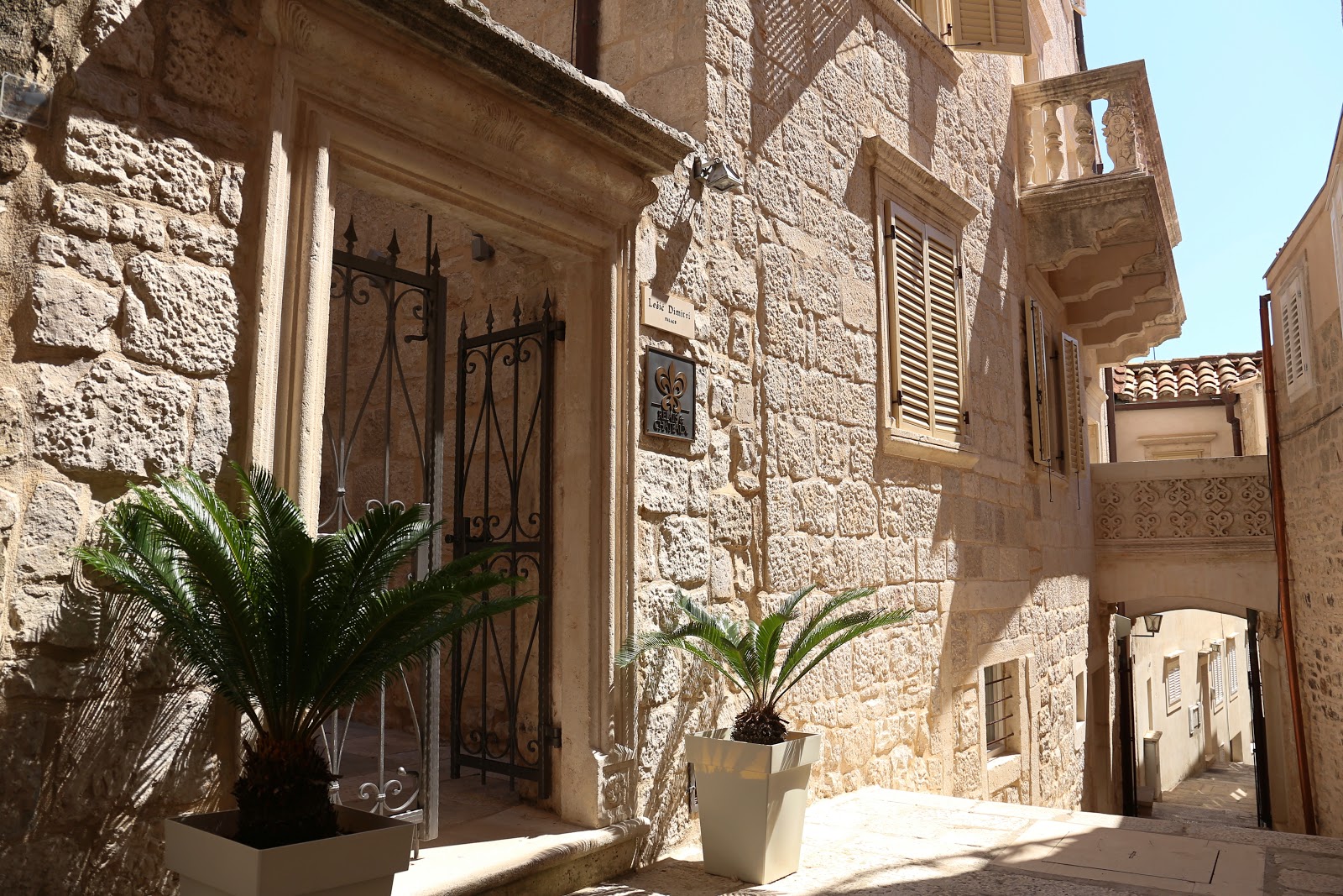 Front de mer de Hvar avec bateaux et architecture traditionnelle