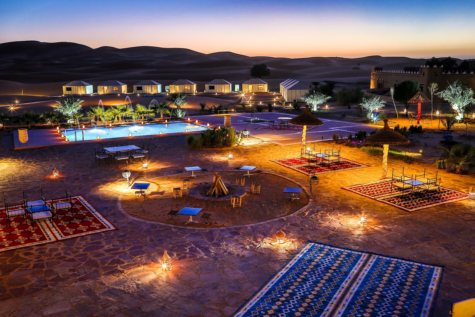 Camp de luxe avec tentes au pied des dunes de l'Erg Chebbi à Merzouga