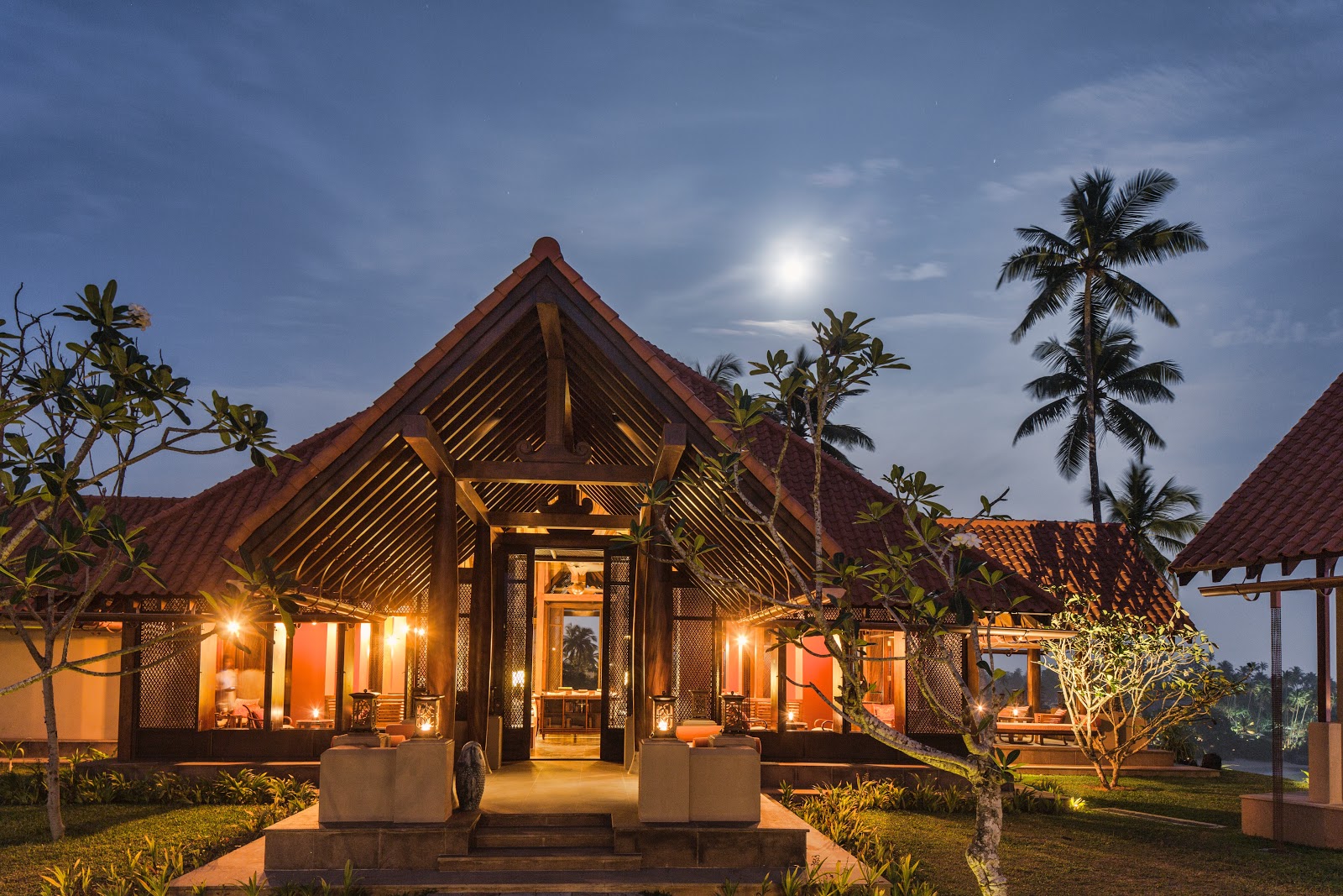 Plage tropicale du Sri Lanka avec palmiers
