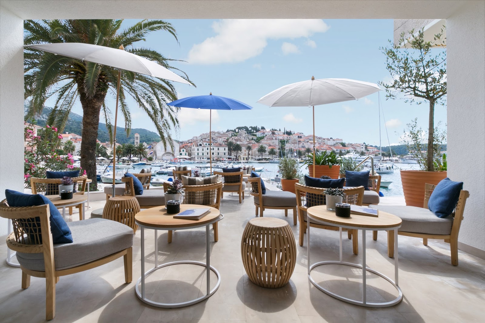 Église historique nichée parmi la végétation sur la côte d'Hvar
