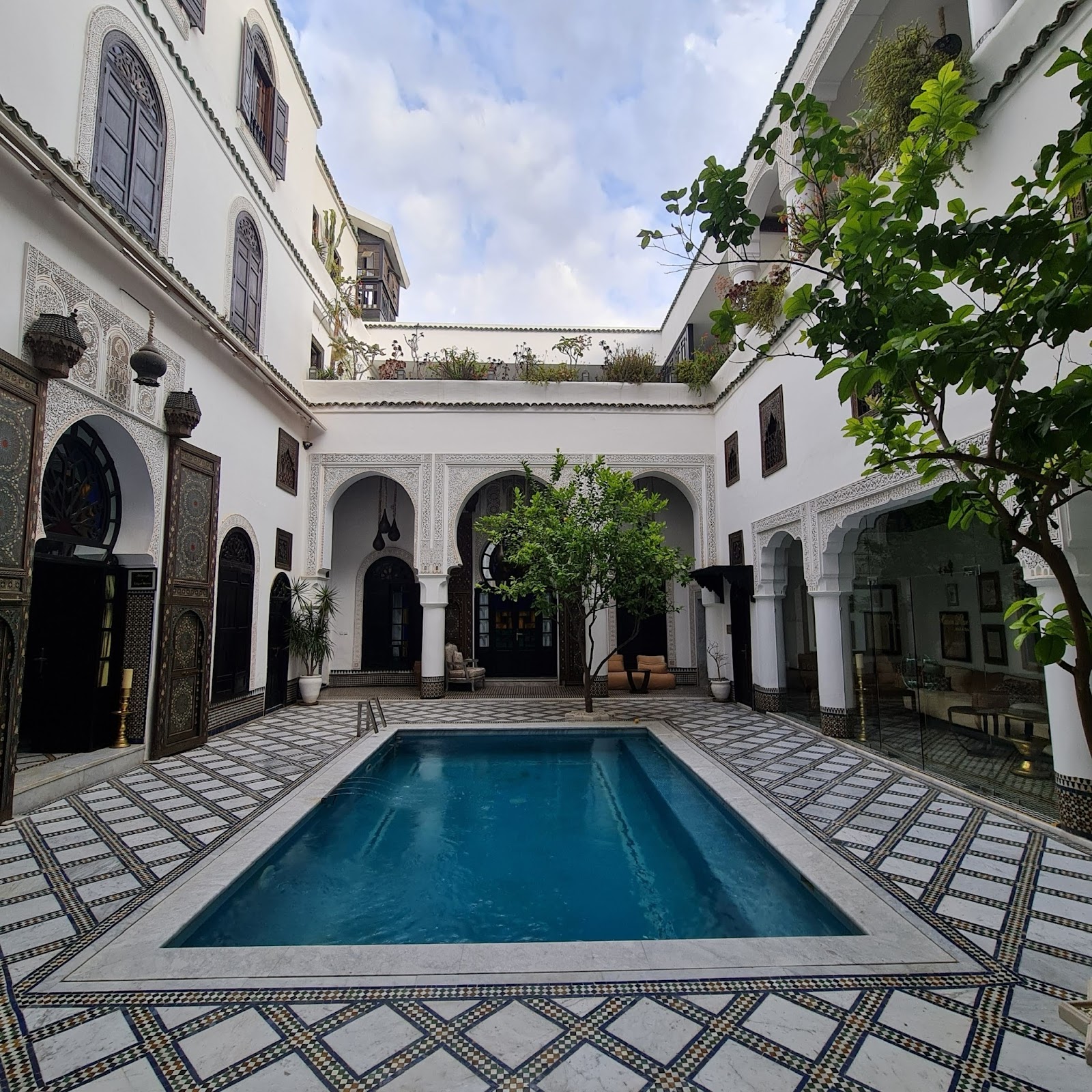 Détail de zellige et mosaïque marocaine ancienne à Fès