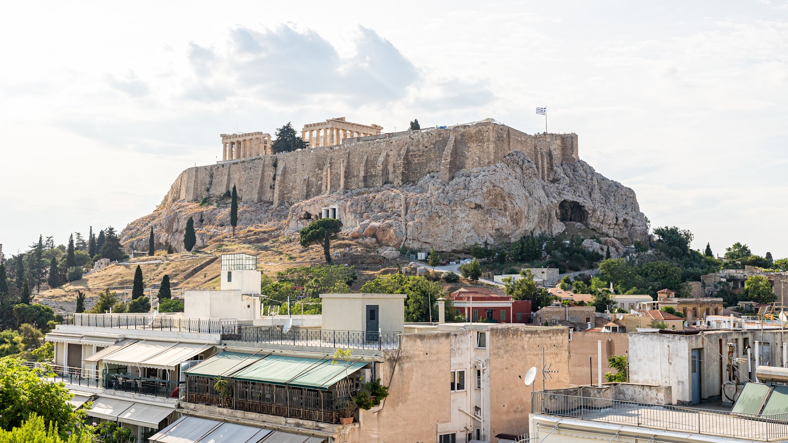 Vue de l'Acropole depuis un rooftop d'hôtel à Athènes