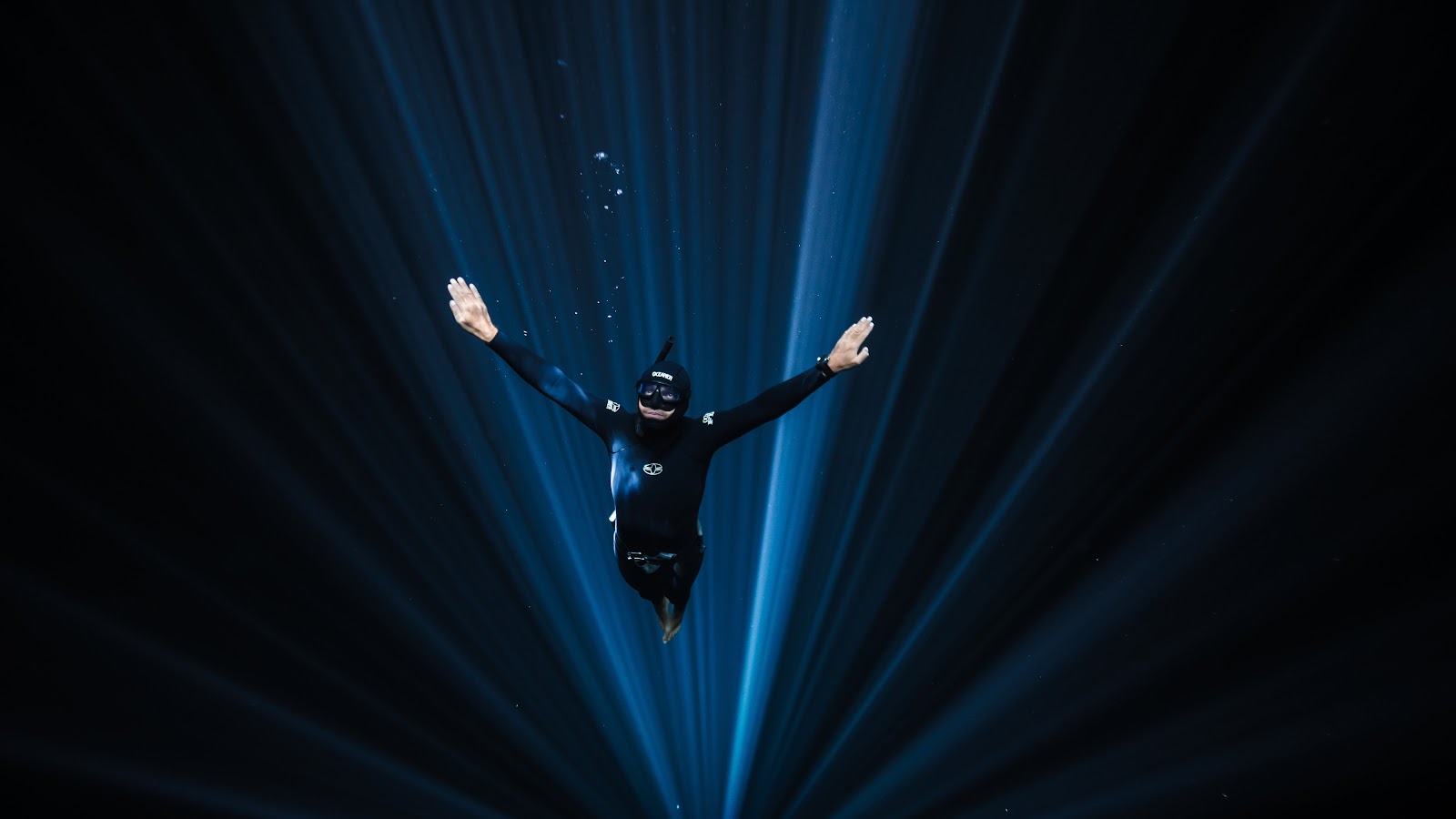 Freediver descendant dans un cenote profond du Yucatan