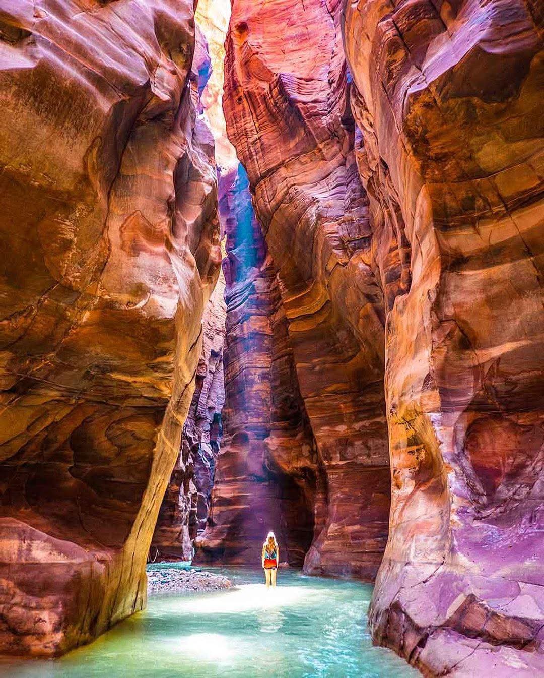 Cours d\'eau dans un canyon désertique