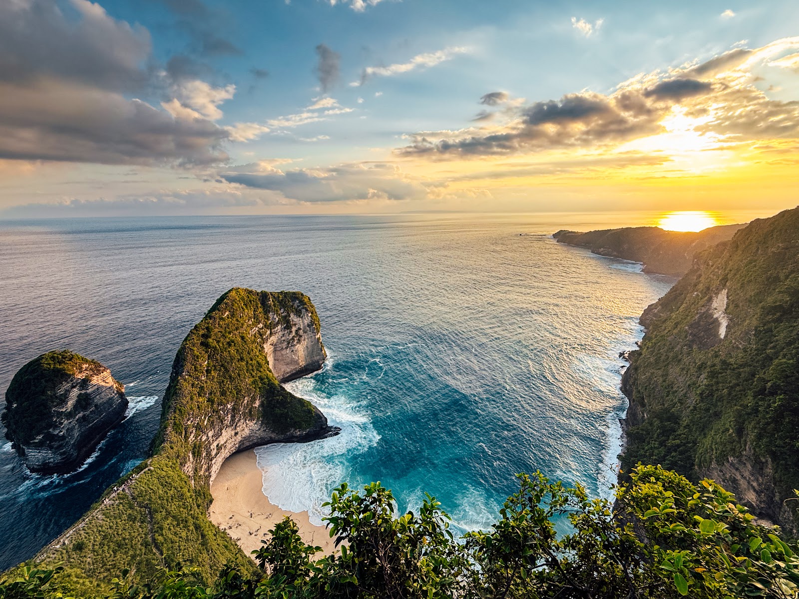 Plage de Kelingking à Nusa Penida vue du ciel
