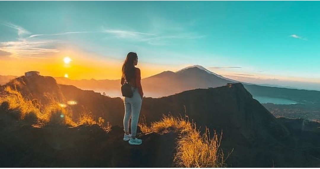 Lever de soleil depuis le sommet du Mont Batur à Bali