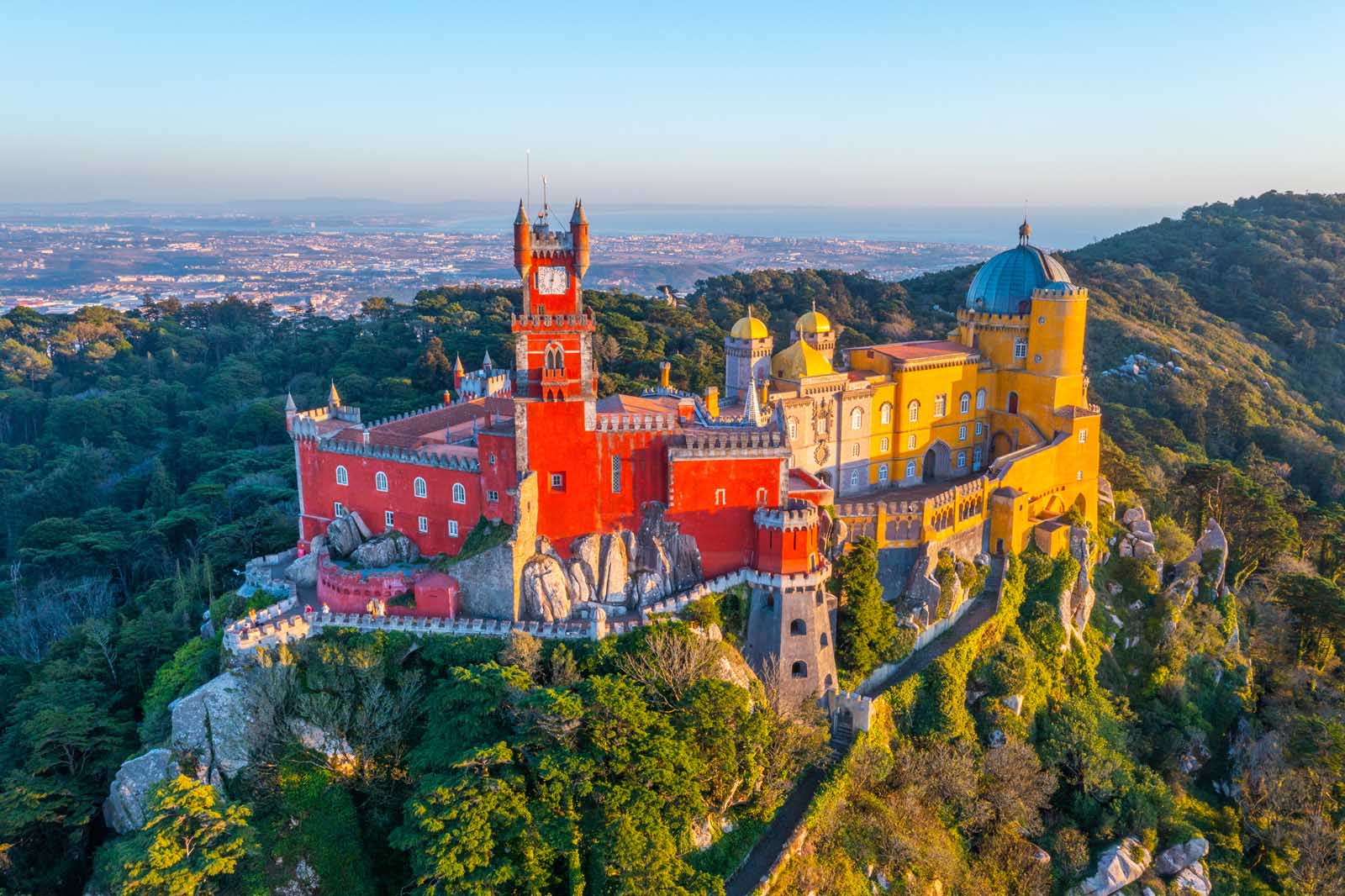 Palais de Pena à Sintra avec ses couleurs jaune et rouge